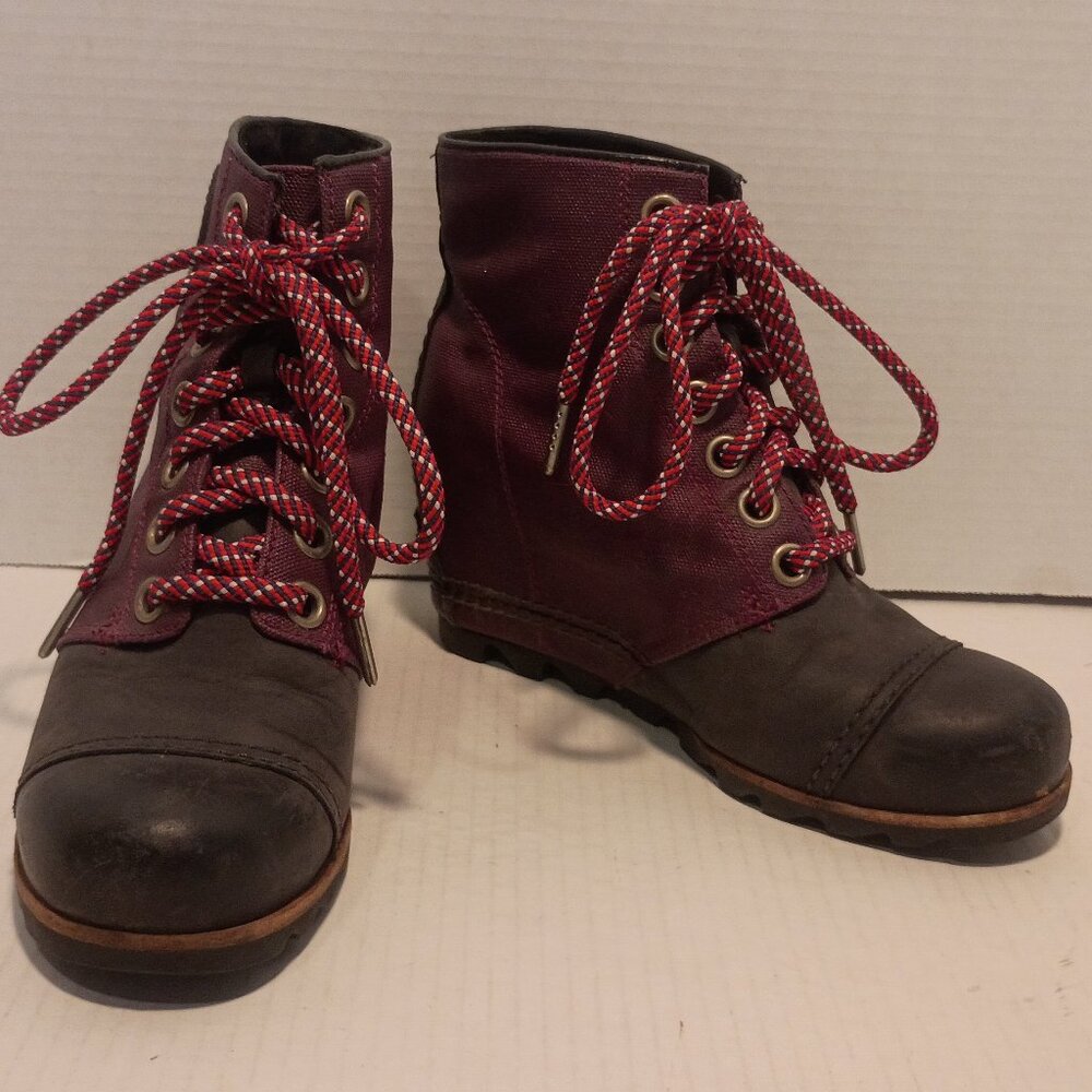 SOREL 1964 Womens 7/38 Hidden Heel Wedge Ankle Boots Purple w Blk Leather Laces